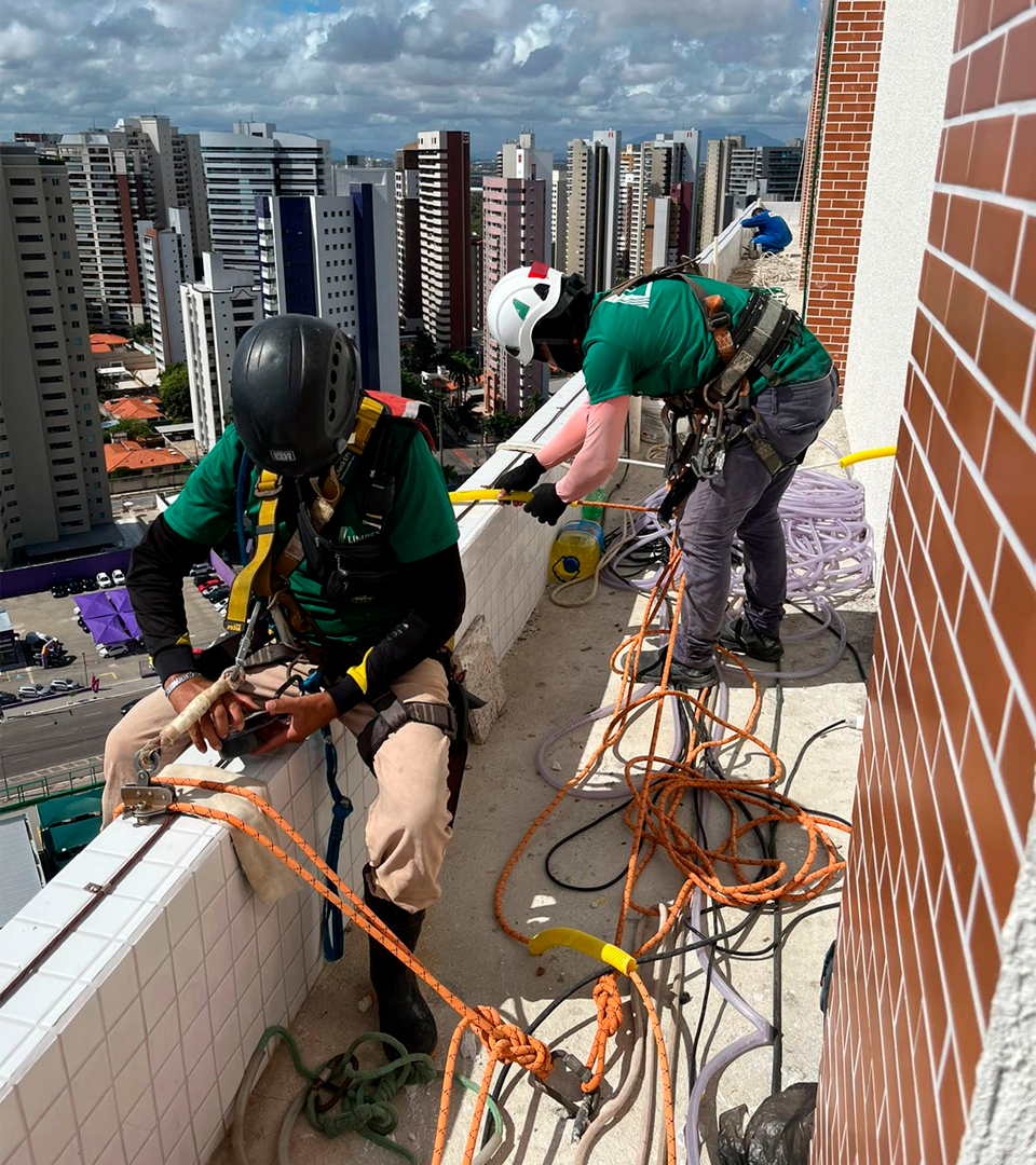Fachadas cuidadas com técnica, planejamento e segurança.