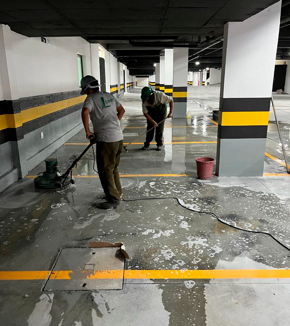 Limpeza pós-obra técnica para preparar o ambiente para a entrega.